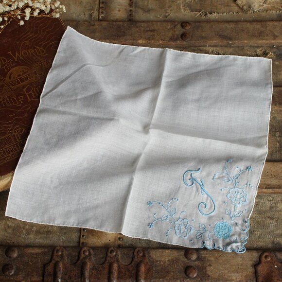 Vintage Handkerchief in White Cotton, Monogrammed with F in Blue, Hankie Pocket - Picture 4 of 10